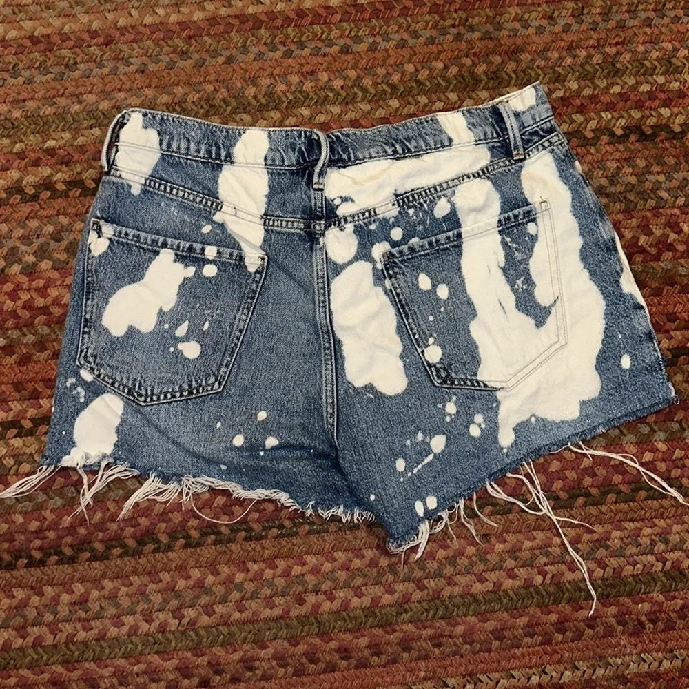 FRAME LE ULTRA BAGGY SPOTTED BLEACH DENIM CUT OFF SHORTS